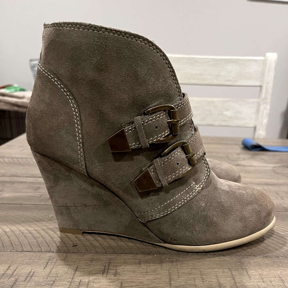 Very volatile Los Angeles zulfi khaki boots!